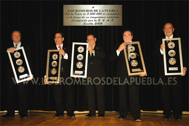 Los Romeros de la Puebla recibiendo el disco de Diamante por parte de la SGAE (2006)