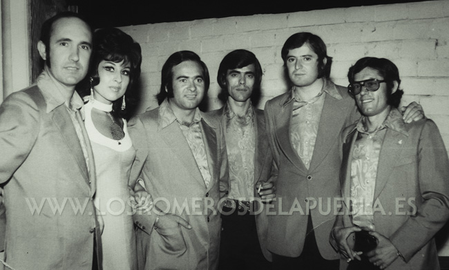 Los Romeros de la Puebla junto a la artista Gracia Montes