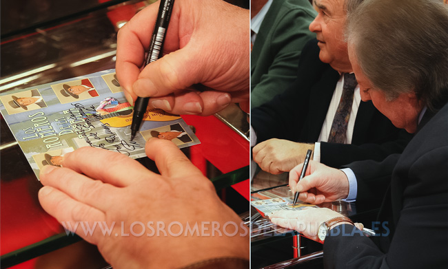 Firmando copias de su disco Con los cinco sentidos, año 2008